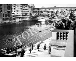 1955 0081 canottieri in Arno al Ponte Vecchio