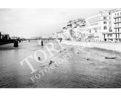 1955 0082 canottieri in Arno passerella Santa Trinita Carraia