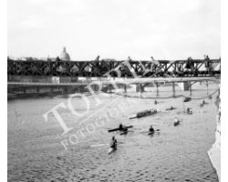 1955 0083 canottieri in Arno passerella Santa Trinita Carraia