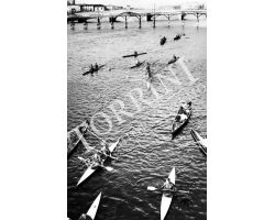 1955 canottieri in Arno passerella Santa Trinita Carraia
