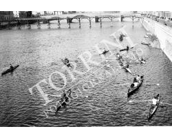 1955  canottieri in Arno passerella al ponte Carraia