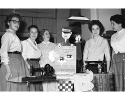 1955 03479 donne  macchina da cucire SINGER 