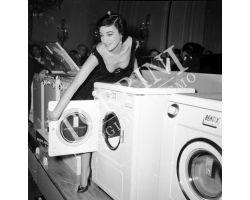 1956  01624  presentazione lavatrice donna modella