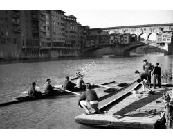 1956 00019 canottieri  in arno al Ponte vecchio