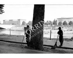 1955 03590 pittore sull\'Arno lungarno Colombo con netturbino asnu