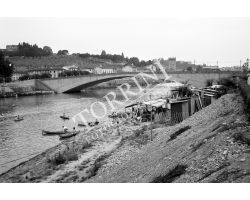 1955 03948 ponte San Niiccolò barche in Arno