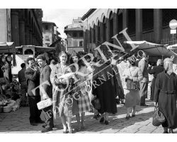 Foto storiche Firenze Mercato centrale banchi  donne