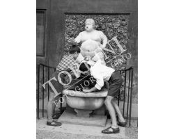 1955 03999 bambini  fontana di Bacco in Boboli