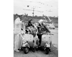 1955 04014 turiste in Vespa Vigile Urbano 