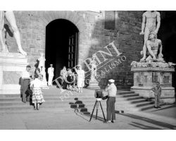 1955 04039 fotografo in P Signoria turisti