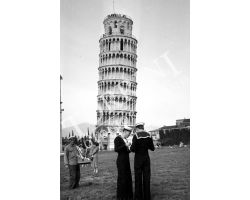 1953 0052 marinai a Pisa