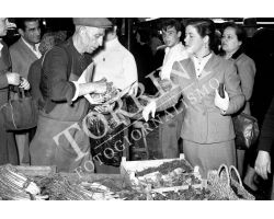 1953 0090 Spesa al Mercato Centrale San Lorenzo