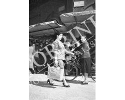 1953 0092 Spesa al Mercato Centrale San Lorenzo