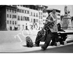 1953 0128 uomo con cane in piazza Santa Croce