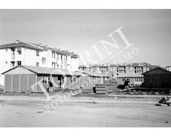 1955 0436 isolotto costruzione baracche