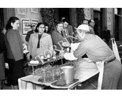 1953 0217 venditore ambulante di sbatti uova