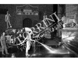 Foto storiche Firenze Pulizia notturna in Piazza Signoria ASNU lavoro