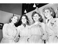 1953 0282 hostess della 17a mostra dell\'artigianato