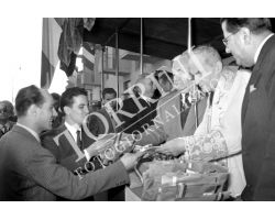 1954 7582 Elia Dalla Costa consegna chiavi  case   isolotto
