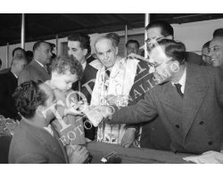 1954 7583 La Pira consegna chiavi nuove case  isolotto Elia Dalla Costa