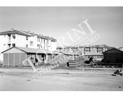 1955 0436 isolotto costruzione baracche