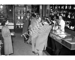 1953 0666 interno di bar 