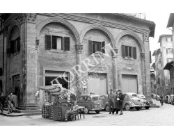 1953 0679 Firenze  Piazza Rucellai 