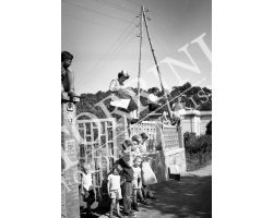 1953 1031 Giro d\' Italia ciclismo Grosseto Abetone spettatori donne  bambini