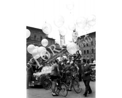 1954 2595 palloncini in piazza signoria ciclismo