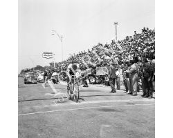 1958 05895 Giro d\'Italia a Forte dei Marmi vince Guido Boni benzina Mobi ciclismo