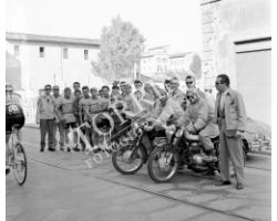 1958 05781 corsa ciclistica giornale del mattino  moto beta pubblicità ciclismo