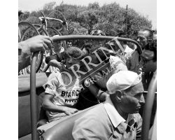 1958 05897 Giro d\'Italia a Forte dei Marmi vince Guido Boni benzina Mobil ciclismo