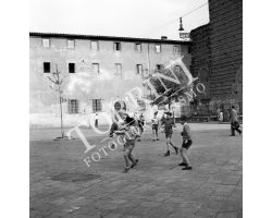 1958 05872 Foto storiche Firenze Bambini in piazza Cestello san frediano 