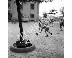 1958 05873 Foto storiche Firenze Bambini in piazza Cestello san frediano 
