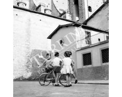 1958 05874 Foto storiche Firenze Bambini in piazza Cestello san frediano