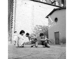 1958 05875 Foto storiche Firenze Bambini in piazza Cestello san frediano 