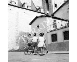 1958 05876 Foto storiche Firenze bambini  giocano in piazza Cestello bicicletta  san frediano