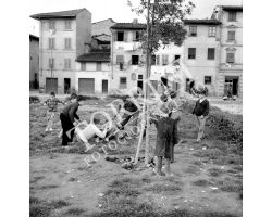 1959 03507 Foto storiche Firenze ragazzi in piazza Tasso san frediano