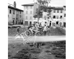 1959 03508 Foto storiche Firenze ragazzi in piazza Tasso  san frediano