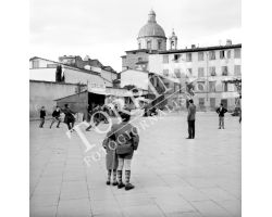 1959 03511 Foto storiche Firenze bambini piazza del Carmine tiro a segno san frediano