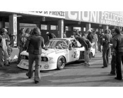 1976 L 11 32 Prova Mondiale Marche al Mugello auto bmw box