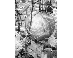 1955 06593 restauro della palla del Duomo