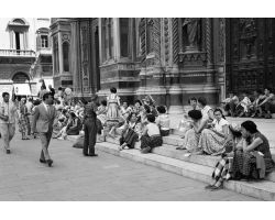 1955 04211 donne turiste in piazza Duomo