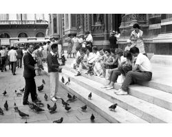 Turisti e fotografi in piazza del Duomo