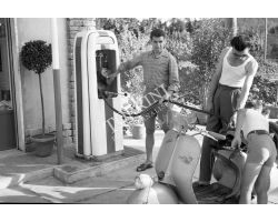 1956  8616  Foto storiche  Firenze vespa  distributore benzina