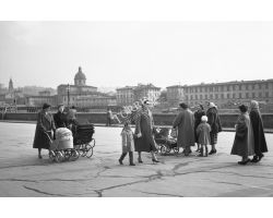 1956  1444  Foto storiche Firenze  mamme sul  Lungarno Vespucci