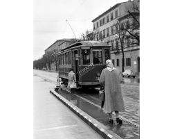 1957 01193 Foto storiche Firenze fermata  tram Ataf 8 in viale Lavagnini
