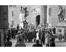 1958  03390 Foto storiche Firenze turisti sotto la loggia dei Lanzi Piazza Signoria