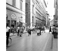 1959 09415 foto storiche Firenze traffico auto in  via Calzaiuoli