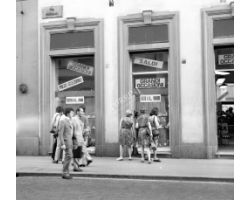 Foto storiche Firenze Negozio con saldi in via Panzani